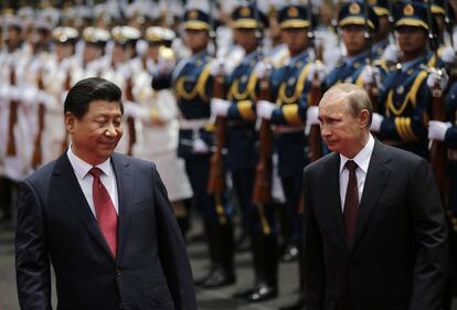 Xi Jinping (i) y Vladimir Putin, en mayo de 2014