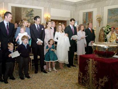 La familia real, durante la ceremonia del bautismo, oficiada por el cardenal Rouco Varela en el palacio de la Zarzuela.