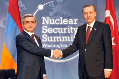 El presidente de Armenia, Serzh Sarkisian (Izq.) y el primer ministro turco, Recep Tayyip Erdogan, en esta foto tomada el 12 de abril pasado durante una cumbre nuclear en Washington