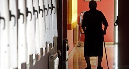 Una dependiente en la residencia de ancianos en Fuenlabrada.