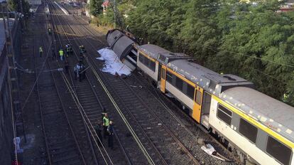 Imagen del tren que se descarril&oacute; este viernes en la estaci&oacute;n de tren de O Porri&ntilde;o (Pontevedra).