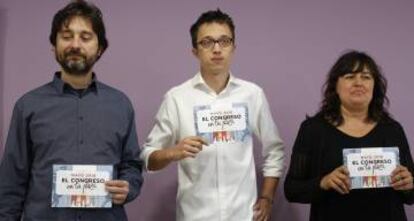 Íñigo Errejón, entre Rafael Mayoral y Auxiliadora Honorato.