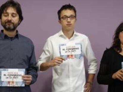 &Iacute;&ntilde;igo Errej&oacute;n, entre Rafael Mayoral y Auxiliadora Honorato. 