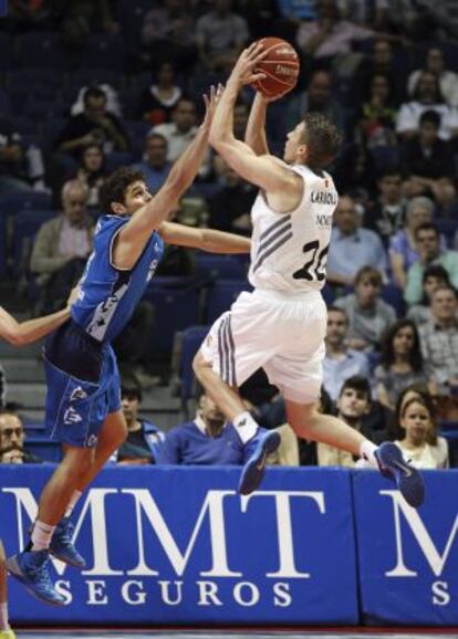 El escolta Madrid Jaycee Carroll tira a canasta ante el base del Gipuzkoa Basket Raulzinho Neto
