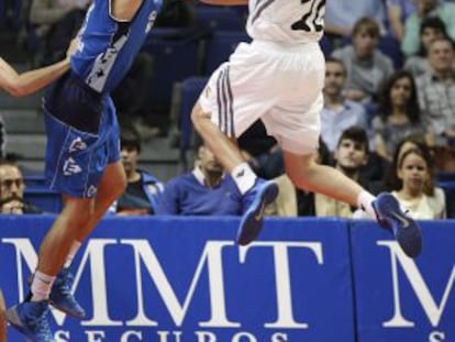 El escolta Madrid Jaycee Carroll tira a canasta ante el base del Gipuzkoa Basket Raulzinho Neto