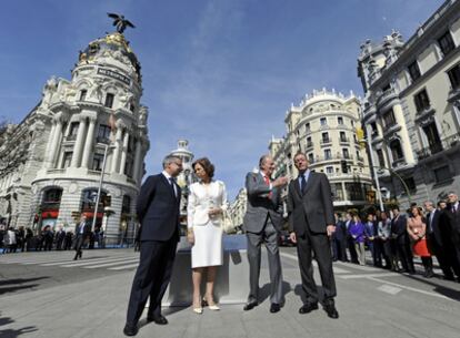 Los Reyes conversan con el ministro de Fomento, José Blanco, y el alcalde de Madrid, durante el acto conmemorativo del centenario de la Gran Vía.