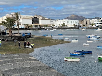 Los equipos de rescate atienden el cadáver encontrado en el Charco de San Ginés, en Arrecife (Lanzarote).