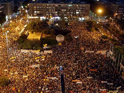 Un aspecto de la manifestación de ayer en Tel Aviv contra la retirada israelí de la franja de Gaza.