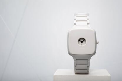 Todo lo que toca Formafantasma lo convierte en objeto de deseo. La última proeza del dúo italiano-holandés de diseñadores es este reloj Rado que lleva su propio nombre. Sobre la base clásica del modelo True Square, Andrea Trimarchi y Simone Farresin idearon un diseño níveo de reloj cerrado, con una capa adicional de cerámica que protege la esfera y el mecanismo interno mientras le confiere un halo misterioso en honor a su estudio. Precio: 2.700 euros en rado.com.