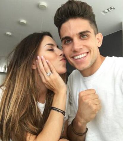 Melissa Jiménz y Marc Bartra, en la foto con la que el jugador anunció su compromiso en Instagram.