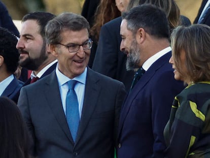 El líder popular, Alberto Núñez Feijóo, charlaba con el presidente de Vox, Santiago Abascal, en el desfile del 12 de octubre, en Madrid.