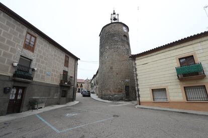 Esta torre preside la localidad de Alcañices. "El reloj es antiquísimo, y la torre también", dice su alcalde, Jesús María Lorenzo Mas. A pocos metros de allí, una residencia de ancianos. La zona, con gran dispersión territorial, tiene una población envejecida. "Los jóvenes se marchan", añade.