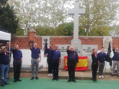 Acto de homenaje a Ramiro Ledesma en el cementerio de Aravaca. 