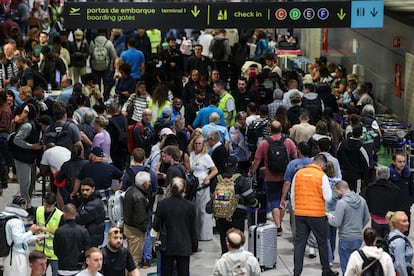 Pasajeros en el aeropuerto de Lisboa, este martes.