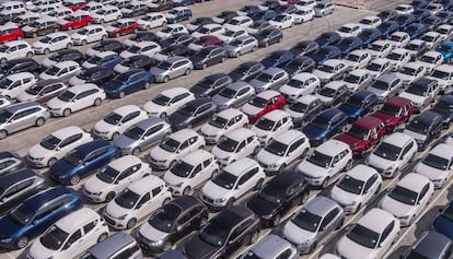 Cientos de coches nuevos estacionados en el puerto de Barcelona.