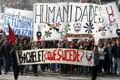 A manifestação estudantil em frente ao Palácio de La Moneda.