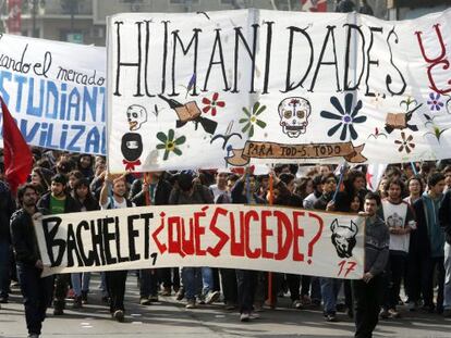 A manifestação estudantil em frente ao Palácio de La Moneda.