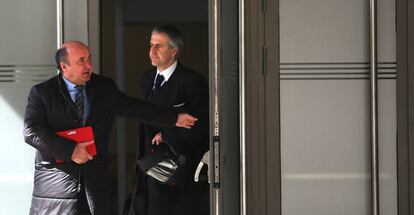 Beltrán Gutiérrez sale de la Audiencia Nacional junto a su abogado.