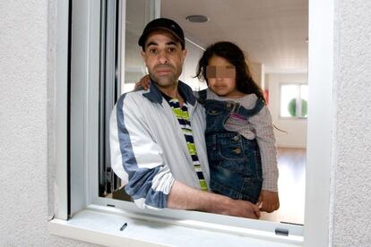 Rafik y su familia, en la imagen con su hija Jihan, vivirán en un piso del bloque ocupado por la PAH en Sabadell.
