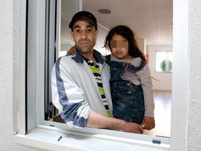 Rafik y su familia, en la imagen con su hija Jihan, vivir&aacute;n en un piso del bloque ocupado por la PAH en Sabadell.   