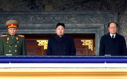 Imagen distribuida por la agencia oficial de noticias de Corea del Norte KCNA que muestra al nuevo líder norcoreano Kim Jong-un (c), junto al presidente de la Asamblea, Kim Yong-nam (d), durante la ceremonia fúnebre celebrada en Pyongyang por Kim Jong-il, 29 de diciembre de 2011.