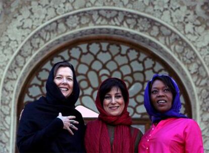 De izquierda a derecha, las actrices Annette Bening, Fatemeh Motamed-Arya y Alfre Woodard, ante el Museo del Cine de Teherán.
