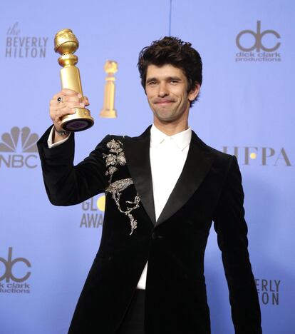 Ben Whishaw mostra o prêmio de melhor ator coadjuvante em uma série, minissérie ou filme para TV por 'A very English scandal'.