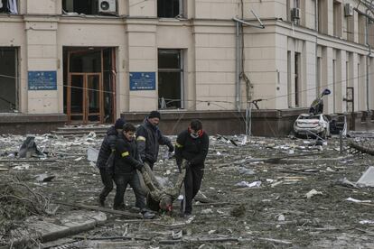 Voluntarios ucranianos sacan a una víctima del edificio del ayuntamiento bombardeo en Járkov, Ucrania, este martes.