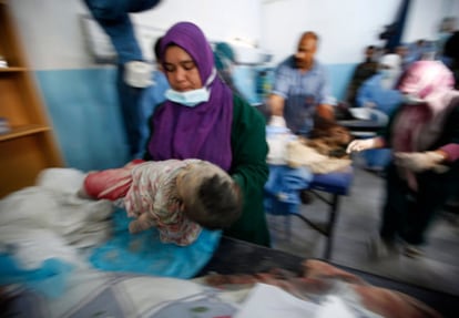 Una enfermera con el cadáver de un niño muerto, supuestamente, en el ataque de la OTAN contra una zona de Trípoli el pasado lunes.