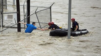 Personal de rescate ayuda a un hombre que se ha visto atrapado por el agua en Austin, Texas (EE UU). Al menos diez personas han muerto en los estados sureños de Texas y Oklahoma durante los últimos tres días a causa de los tornados, tormentas e inundaciones que han azotado esa región del sur de Estados Unidos, mientras las autoridades siguen la búsqueda de una docena de desaparecidos.