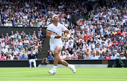 Rafa Nadal ha vuelto a la hierba de Wimbledon, imponiéndose por tres sets a uno al argentino Francisco Cerundolo. El tenista apenas ha tenido tres semanas para recuperarse de su dolencia en el pie tras su triunfo en Roland Garros.