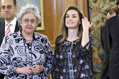 La Princesa de Asturias ha recibido esta mañana en el palacio de La Zarzuela a Soledad Gallego-Díaz, corresponsal de EL PAÍS en Argentina y reciente ganadora del premio Cirilo Rodríguez, que se concedió el pasado viernes en Segovia. Al acto también asistieron los finalistas del galardón, José Antonio Guardiola, director de <i>En Portada</i>, de TVE, y Ramiro Villapadierna, corresponsal de ABC en Centroeuropa. Doña Letizia saludó con especial afecto al veterano periodista Enrique Meneses, que fue reconocido por sus 60 años de carrera profesional. En la audiencia también se encontraba el director adjunto de EL PAÍS, Vicente Jiménez.