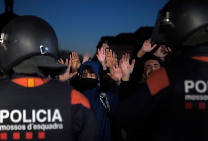 Manifestantes diante de um cordão dos Mossos D’Esquadra no Parque da Ciutadella, em Barcelona. O novo impasse mostra as dificuldades da Espanha para superar a crise catalã. Em dezembro, os independentistas catalães venceram as eleições regionais, mas agora há divisão entre essas forças sobre que passo seguir para formar o Governo, especialmente por causa da situação de Puigdemont. Em última instância, uma falta de acordo pode acabar em novas eleições regionais.