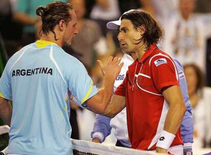 Nalbandian saluda a Ferrer tras ganar el primer partido de la final.