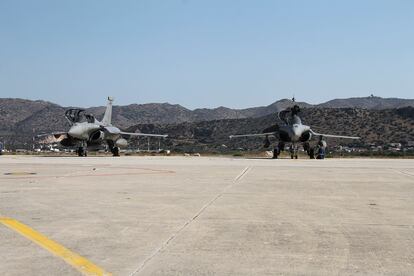 Dos aviones franceses Rafale aterrizan este jueves en la base aérea Souda, en Creta.