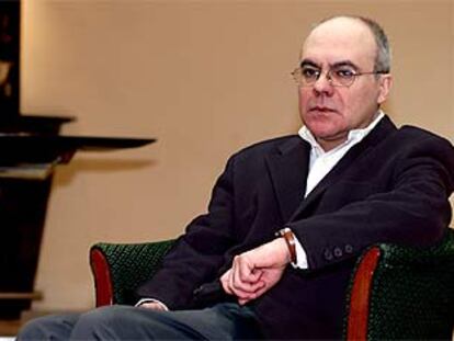 Justo Navarro (Granada, 1953) ha traducido a Paul Auster, Francis Scott Fitzgerald, Virginia Woolf y Pere Gimferrer.
