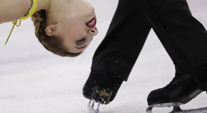 IMÁGENES DEL DÍA. Kristina Astakhova y Alexei Rogonov en su rutina de patinaje artístico en los Juegos Olímpicos de Invierno en Gangneung (Corea del Sur), el 15 de febrero de 2018.