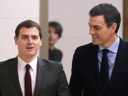 El secretario general del PSOE, Pedro Sánchez (d), y el presidente de Ciudadanos, Albert Rivera (i).