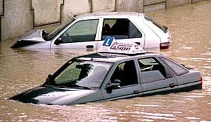 Dos vehículos quedaron atrapados ayer en una zona inundada de la carretera N-IV en Jerez.