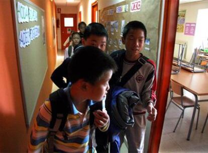 Varios alumnos extranjeros salen de un aula del centro para recién llegados de Vic.
