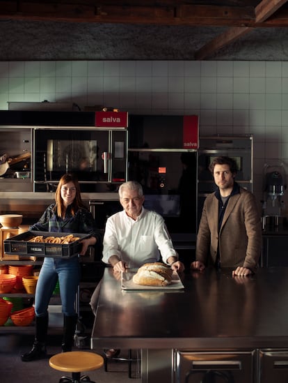 "El deseo de perpetuar la saga a través del oficio, llamémosle amor, proyecto de vida, conveniencia o narcisismo, funciona" En la foto Javier Cocheteux (centro), junto a sus hijos Marta y Javier, en Pan Delirio, obrador madrileño que fundaron juntos.