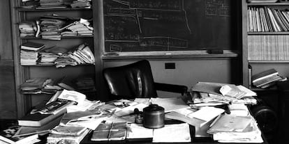 Imagen del despacho en Princeton de Albert Einstein tomada en 1955, apenas unas horas después de la muerte del físico.