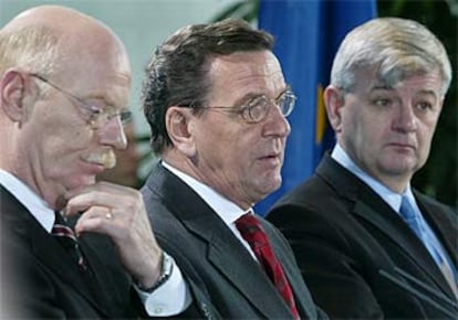 Schröder, con su ministro de Defensa, Peter Struck (izquierda), y de Exteriores, Joschka Fischer, ayer en Berlín.