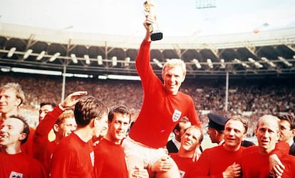 Bobby Moore alza la Copa Jules Rimet tras vencer a Alemania el 30 de julio de 1966.