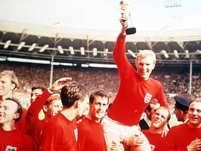 Bobby Moore alza la Copa Jules Rimet tras vencer a Alemania el 30 de julio de 1966.
