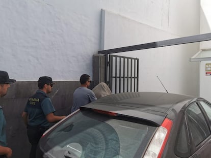 Uno de los presuntos agresores se tapa en su entrada al juzgado de instrucción de los Llanos de Aridane (La Palma). EL PAÍS