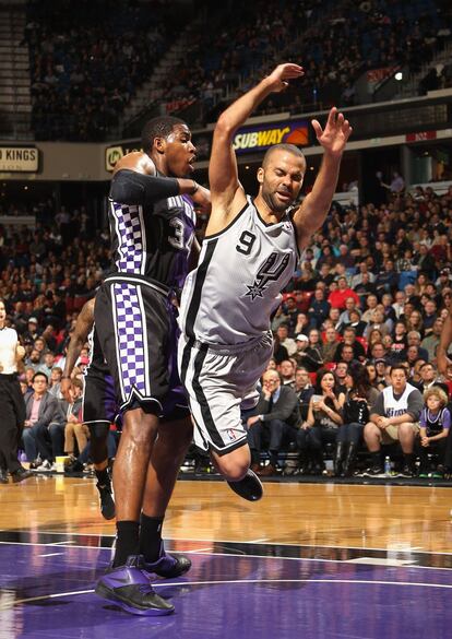 Tony Parker cae al suelo empujado por Jason Thompson