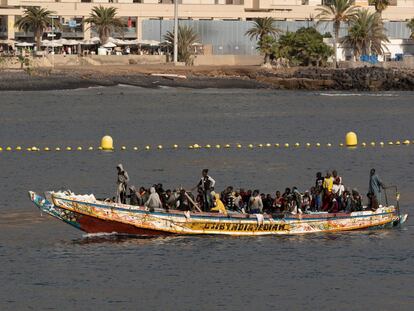 Llegada de un cayuco al puerto de Los Cristianos, en el sur de Tenerife, el 2 de noviembre de 2020.