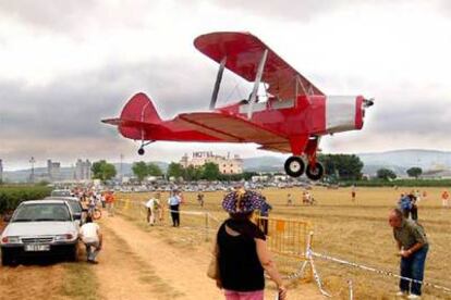 Un avión de época aterrizando en el campo de Santa Margarida durante la fiesta de ayer.