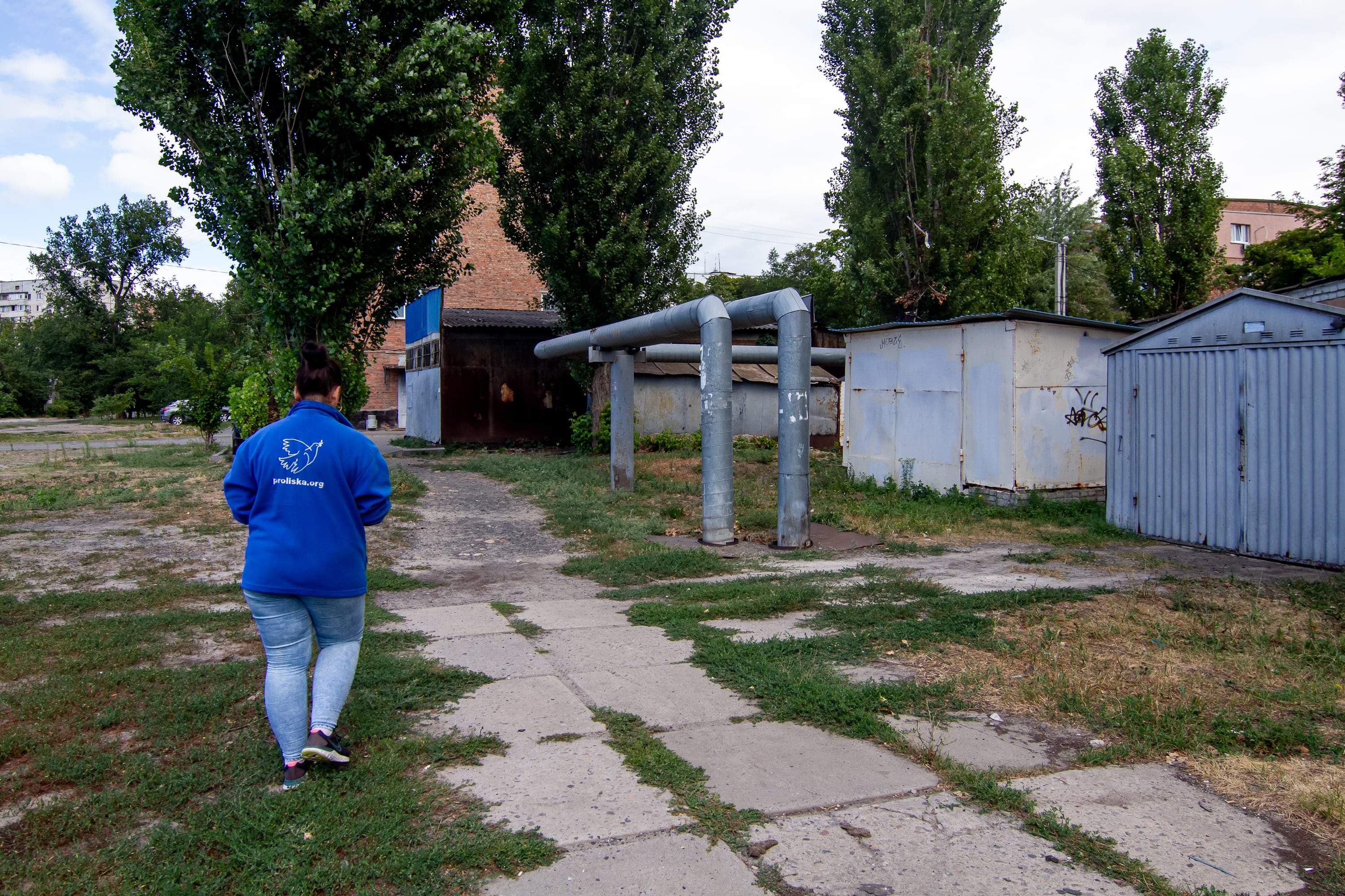 Hanna Zavoloka, voluntaria de la ONG Prolinska, camina por su barrio en Járkov, que fue bombardeado el pasado verano.